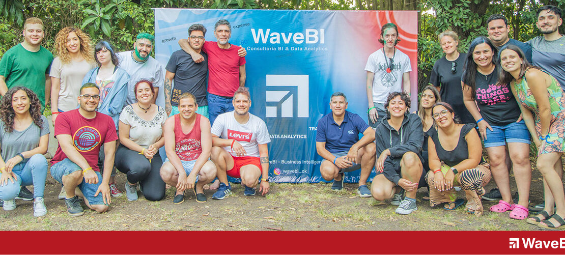 Foto grupal evento anual WaveBI 2022