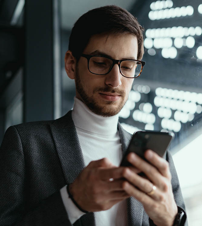 Usuario observando su móvil con app desarollada por Power Apps