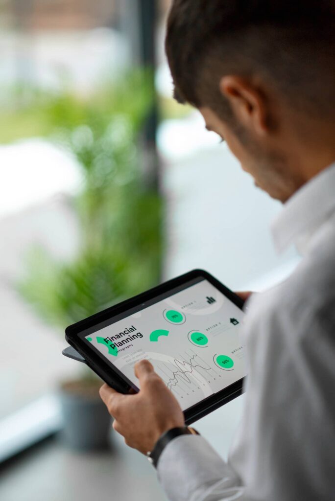 Persona con tablet que contiene dashboard de finanzas con Microsoft Power BI