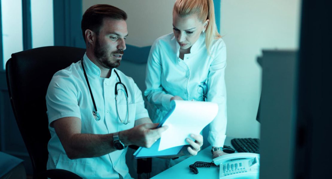 Dos médicos observando los datos de atención al paciente en el sector de la salud